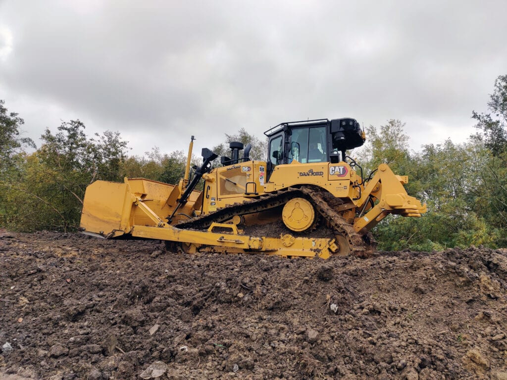 Ole Rafn skubber jord med sine nye Cat D6XE