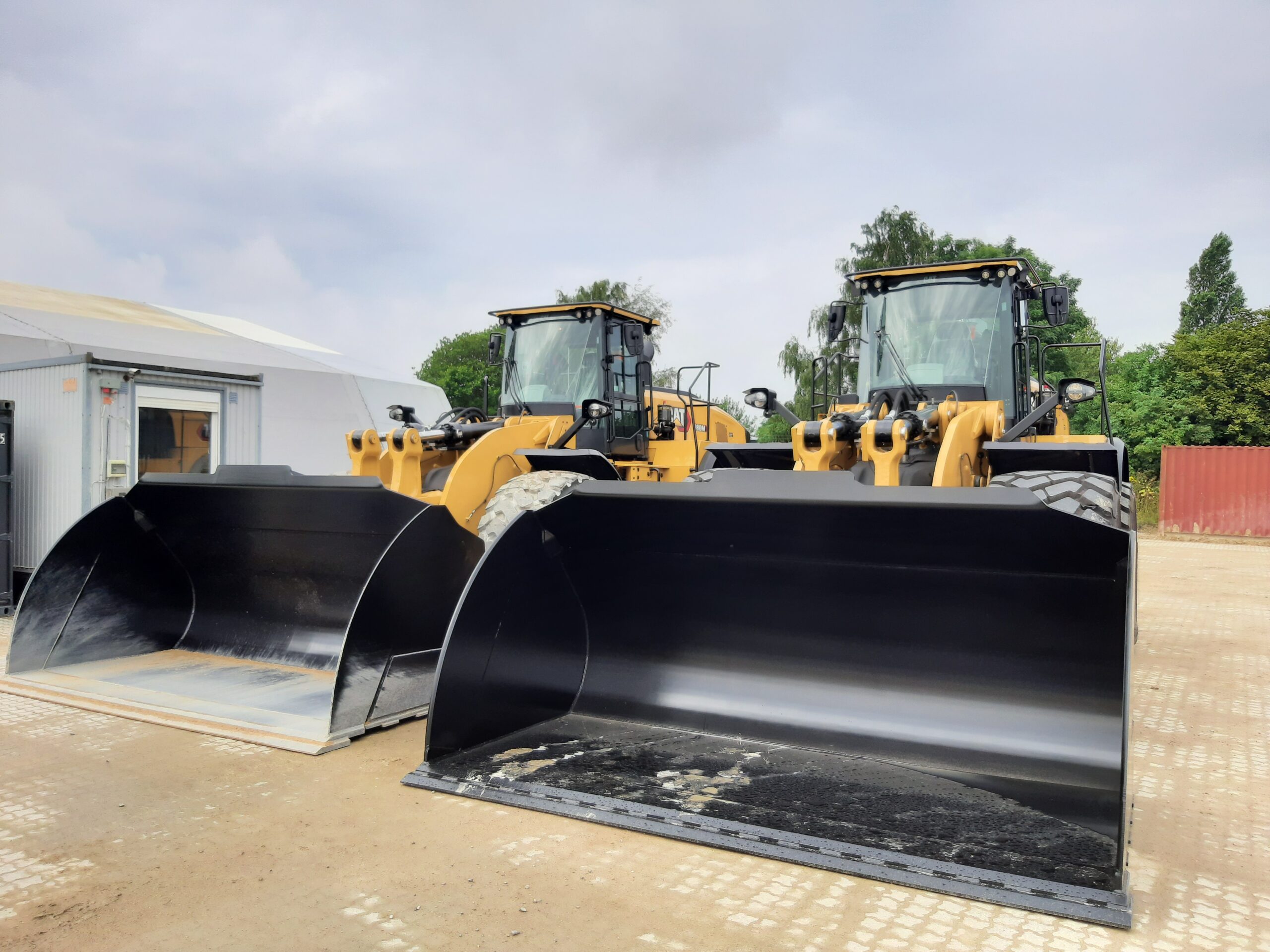 2-stk.-Cat-980M-gummihjulslaessere-til-Nymoelle-Stenindustri-scaled