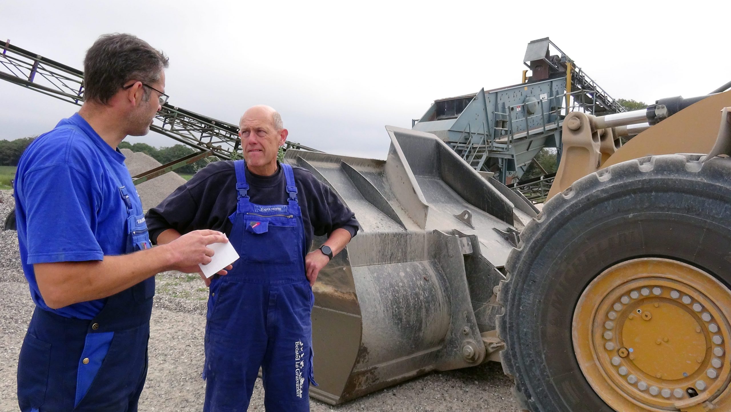 Bjoern-Hemme-udleverer-vejesedlen-til-Erik-Graversen