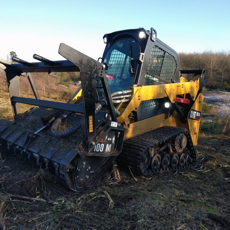 Cat-257D-monteret-med-Cat-Mulcher-grenknuser