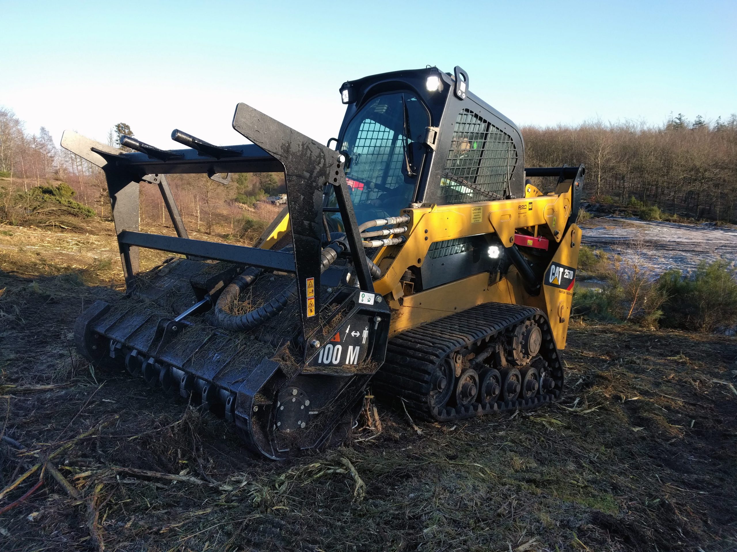 Cat-257D-monteret-med-Cat-Mulcher-grenknuser