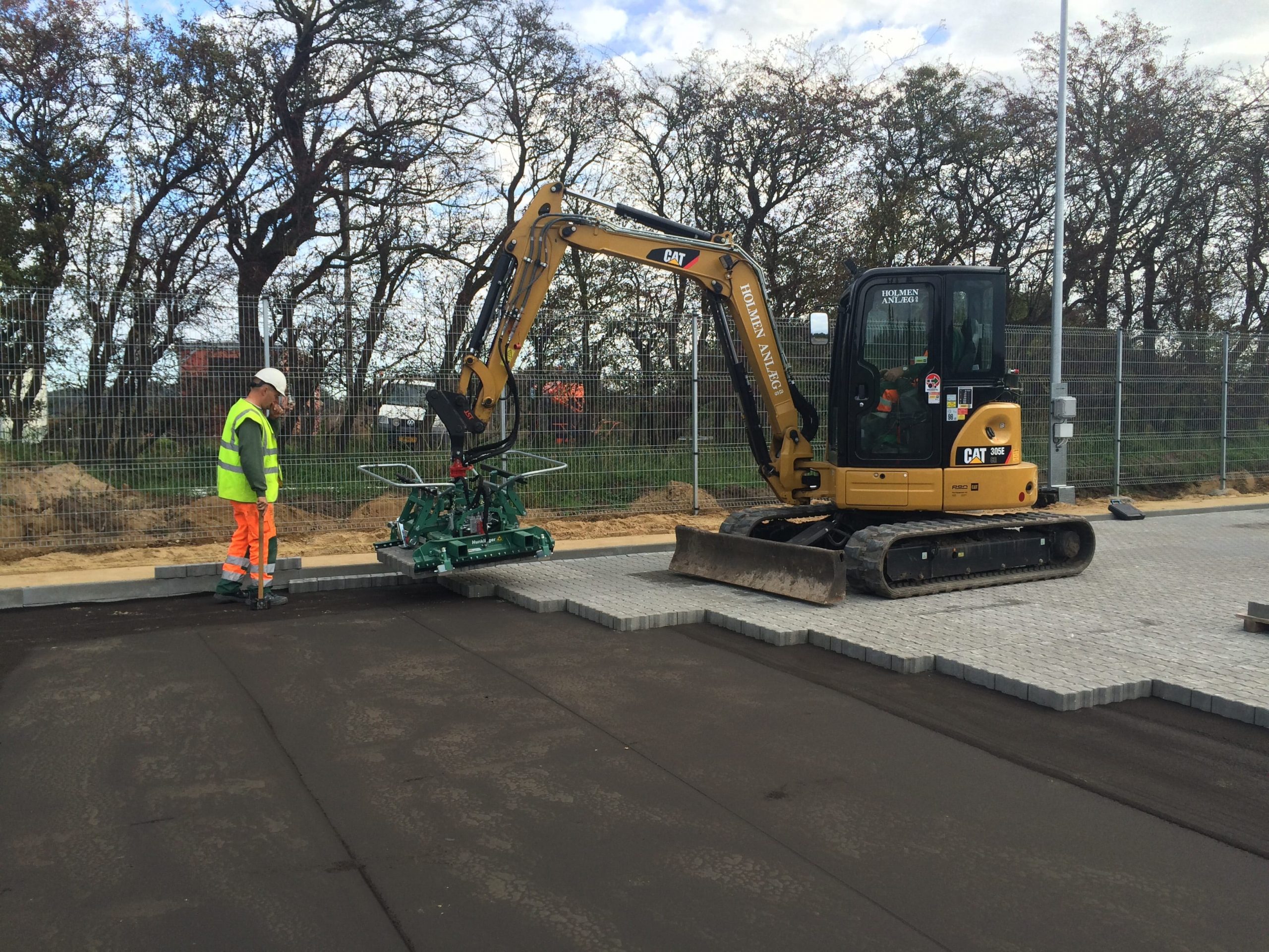 Cat-305-har-mange-anvendelsesmuligheder.-Her-til-nedlaegning-af-belaegningssten