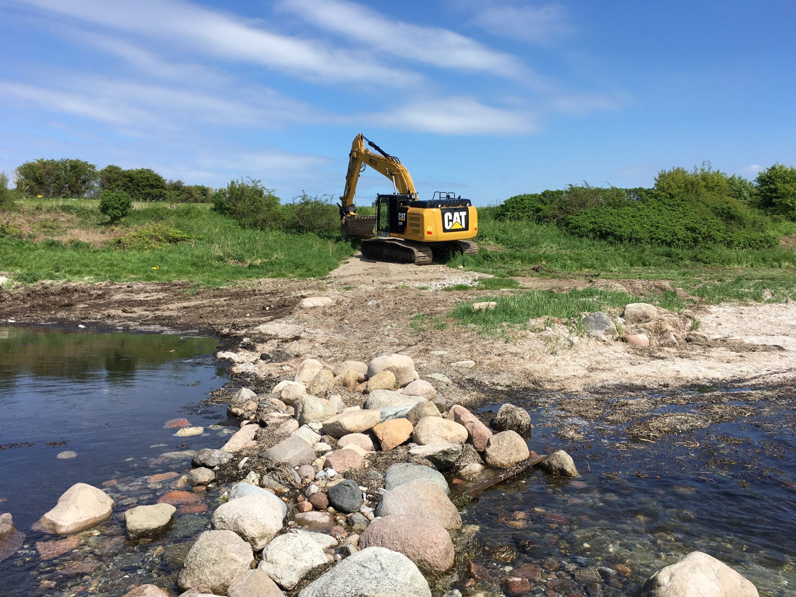 Cat-326-gravemaskinen-er-meget-alsidig-og-kan-loese-mange-forskellige-opgaver-scaled