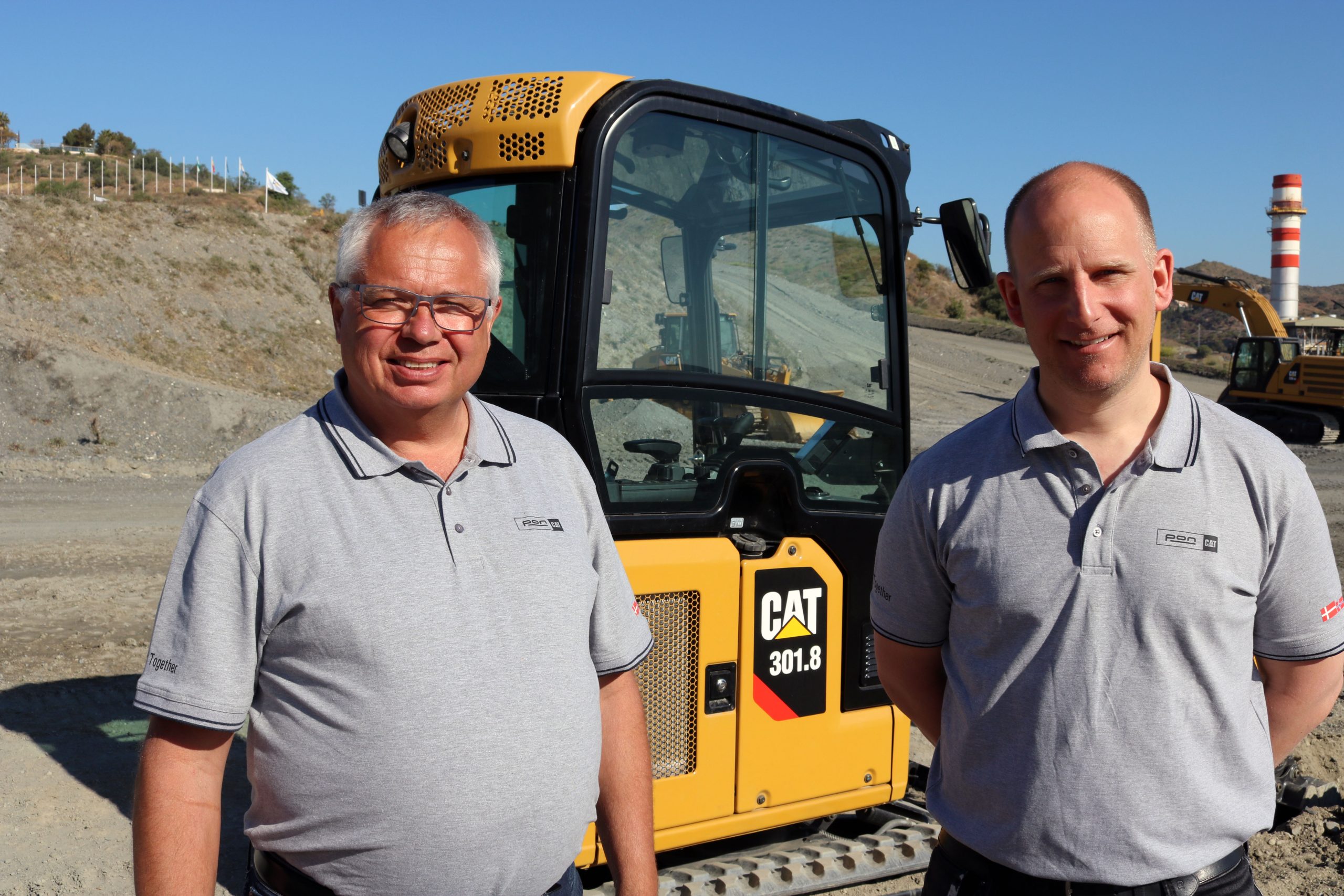 Du-kan-moede-salgskonsulent-Jens-Andersen-og-Kasper-Elvekjaer-samt-deres-Pon-Equipment-kollegaer-paa-stand-170