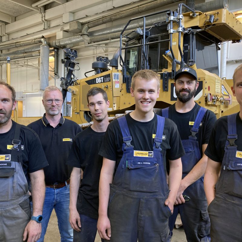 Fra-venstre-mekaniker-Martin-Crone-formand-Michael-Larsen-mekaniker-Kasper-Frandsen-mekanikerlaerling-Jan-Andersen-mekaniker-Chad-Wiens-og-mekaniker-Christian-Andersen-scaled