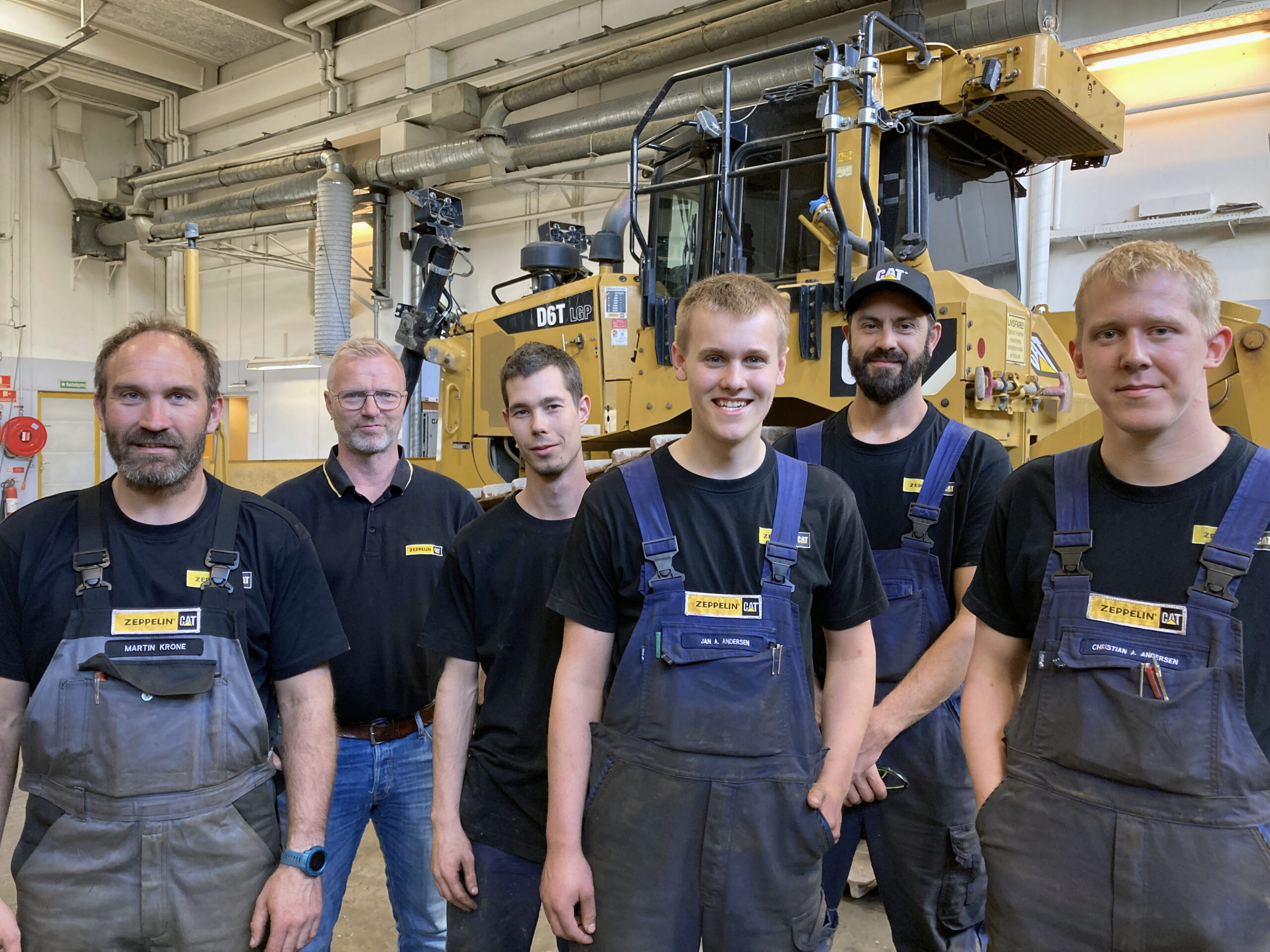 Fra-venstre-mekaniker-Martin-Crone-formand-Michael-Larsen-mekaniker-Kasper-Frandsen-mekanikerlaerling-Jan-Andersen-mekaniker-Chad-Wiens-og-mekaniker-Christian-Andersen-scaled