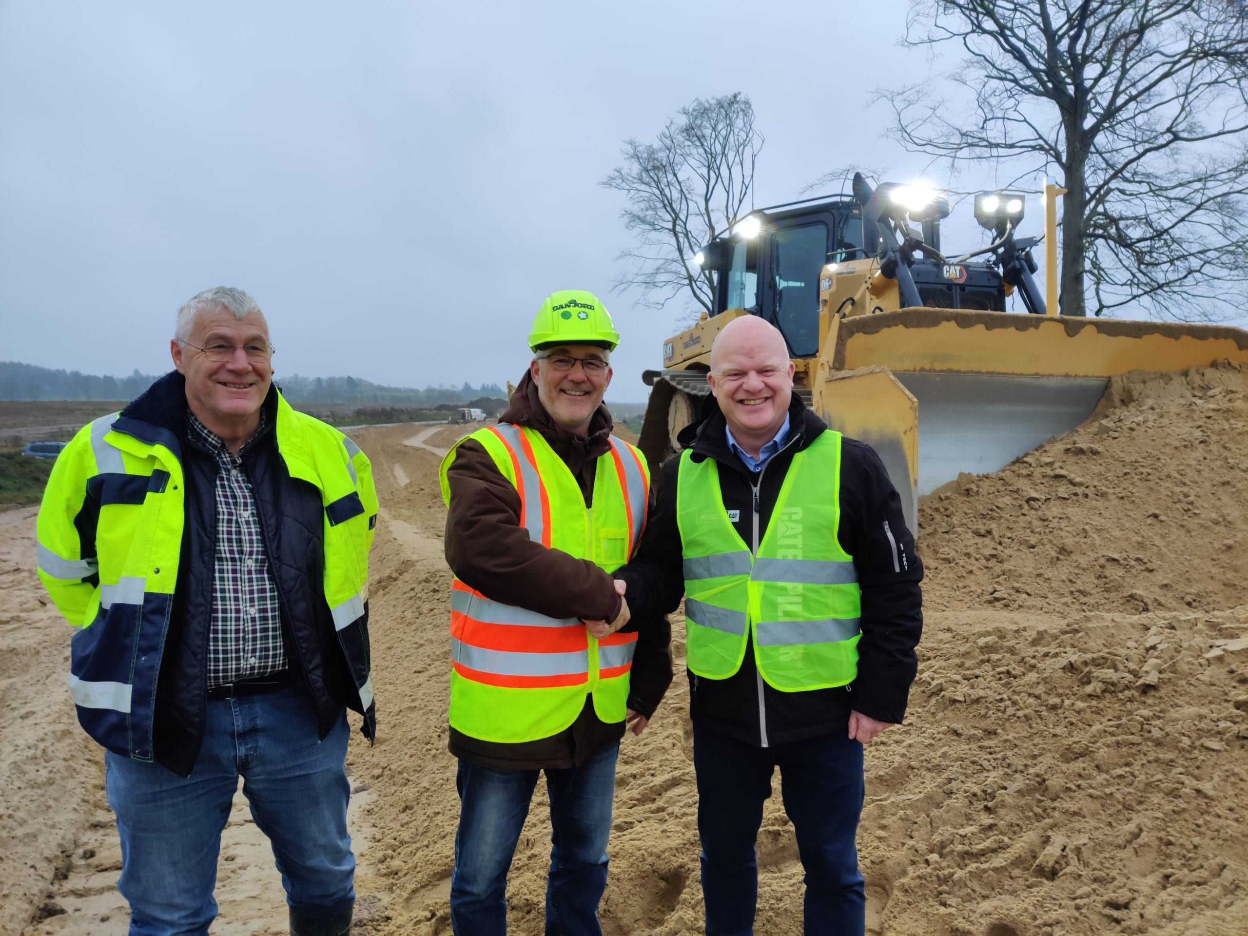 Fra-ventre-formand-Thorkild-Kristensen-projektleder-Ole-Leegaard-Danjord-og-distriktschef-Birger-Hjelm-Zeppelin-scaled