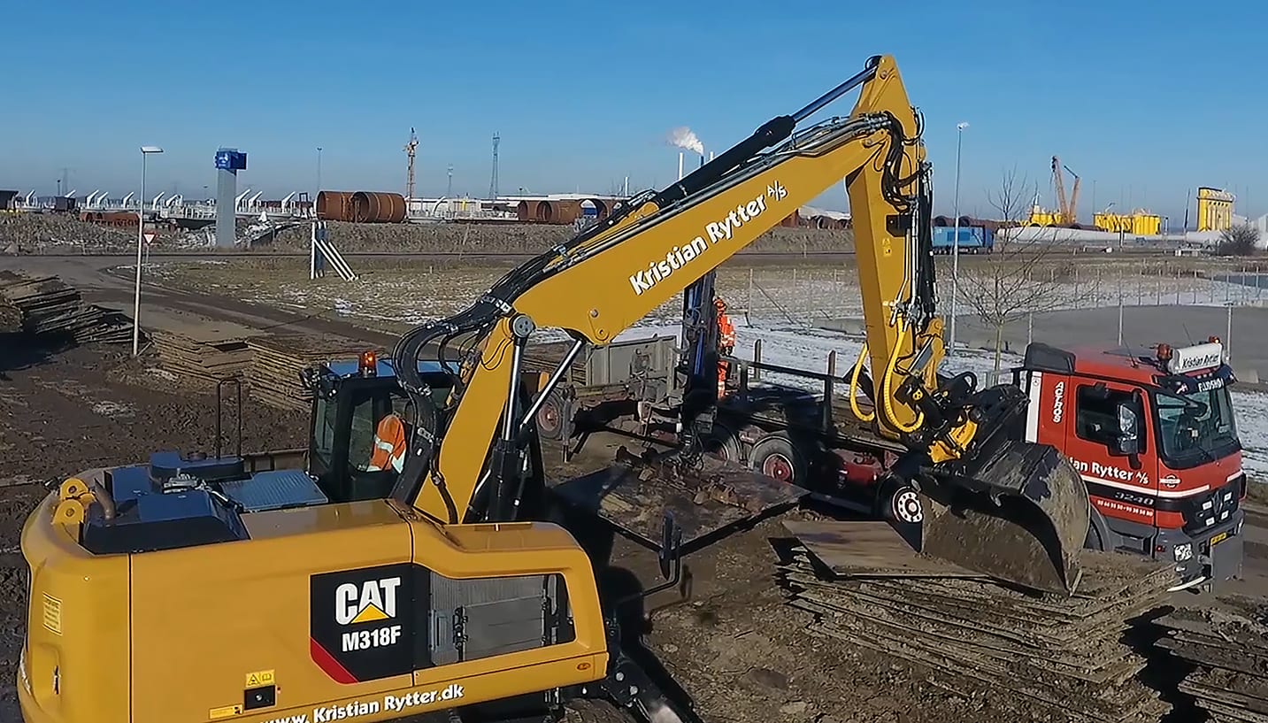 Gravemaskine-og-lastbil-arbejder-sammen