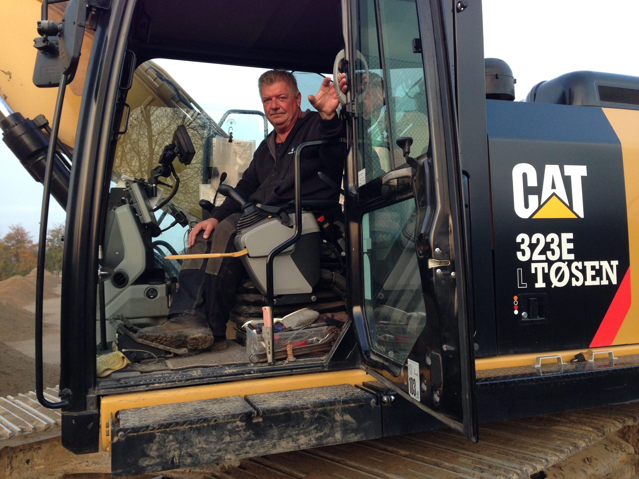 Ivar-Moeller-fra-Dan-Jord-etablerer-ny-kunstgraesbane-med-Cat-323E-gravevmaskinen