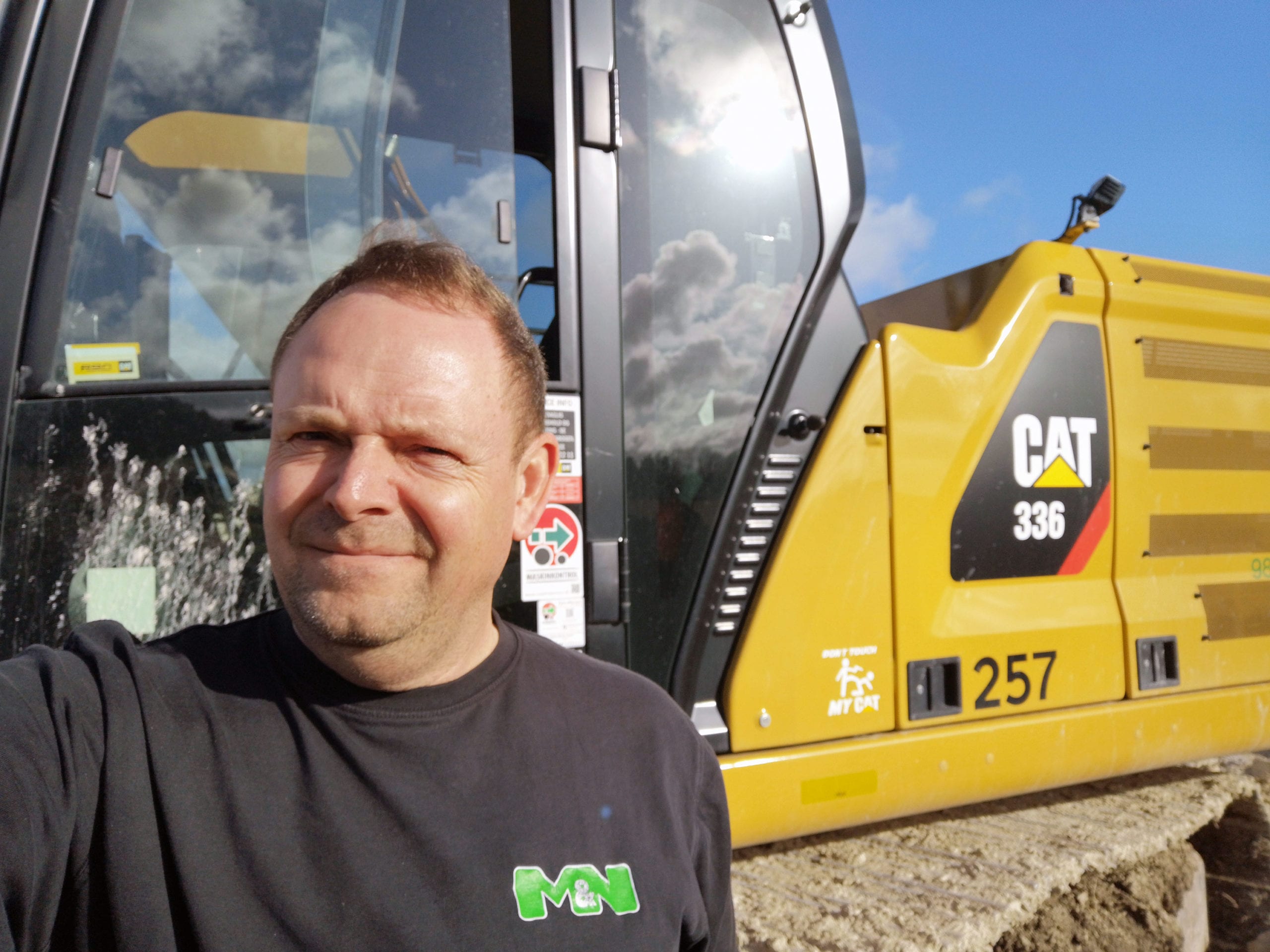 Maskinfoerer-Carsten-Jensen-koerer-Cat-336-gravemaskine-scaled