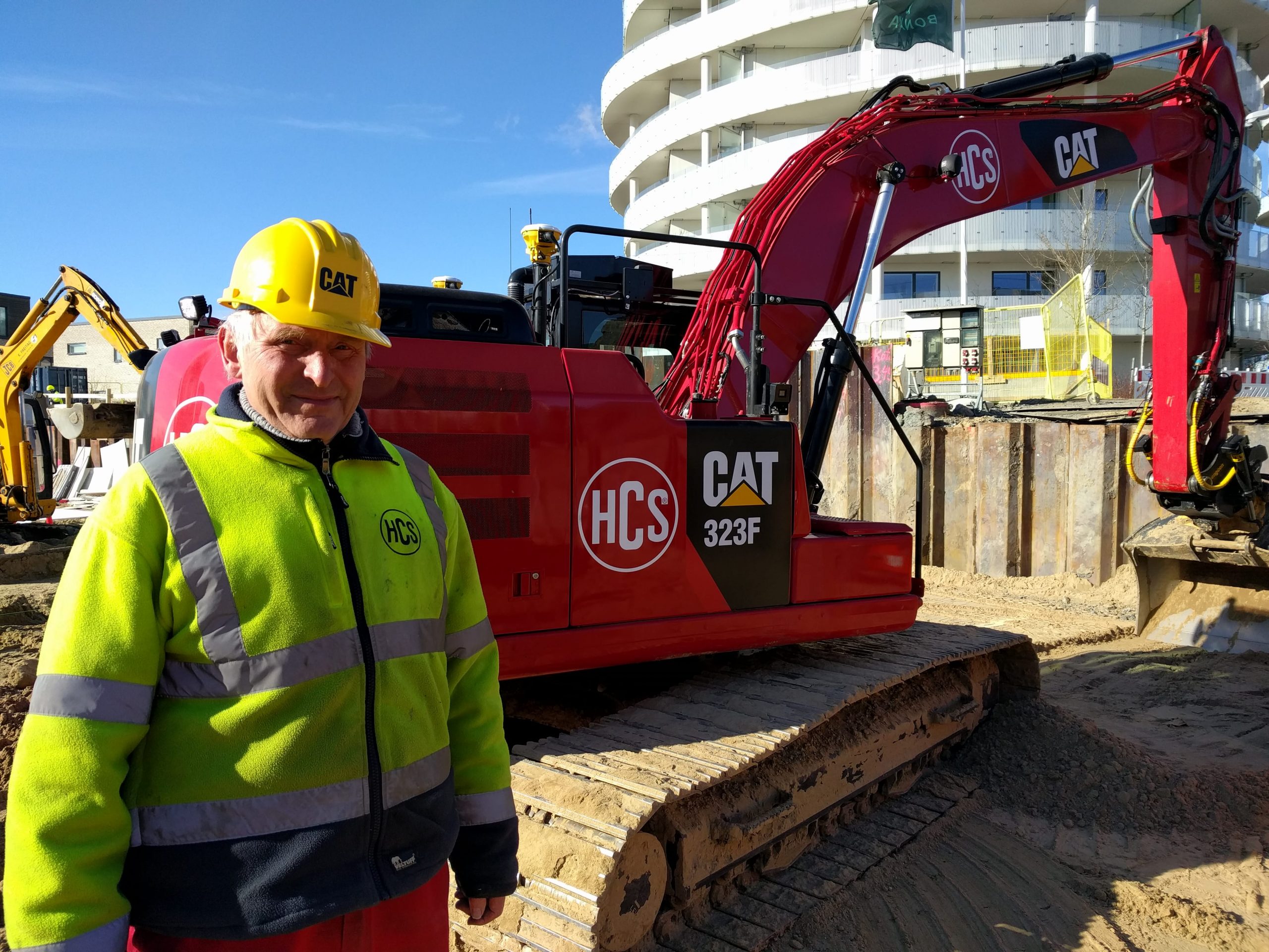 Maskinfoerer-Hans-Frederiksen-med-sin-nye-Cat-323F