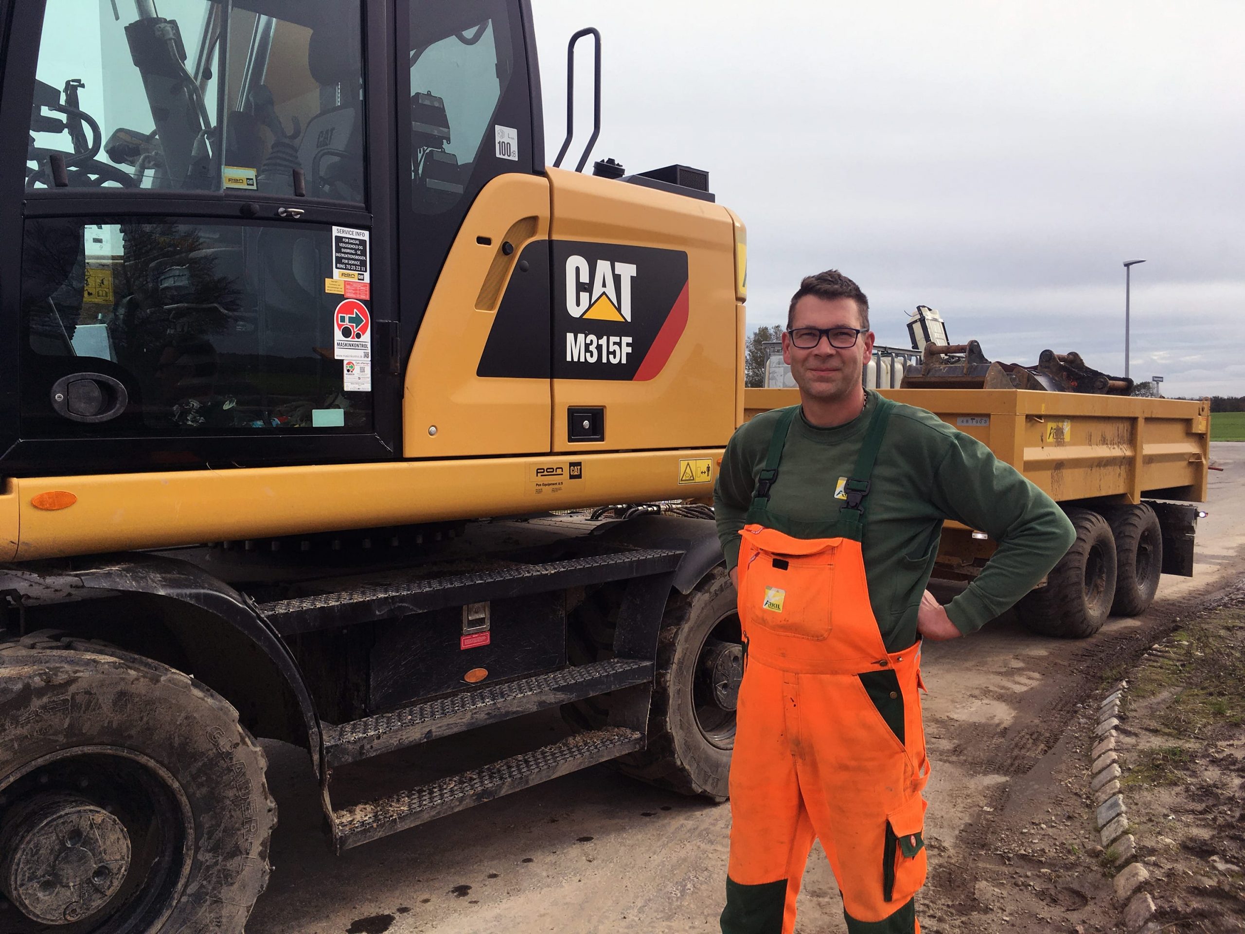 Maskinfoerer-Kenneth-Niess-er-meget-tilfreds-med-sin-nye-Cat-mobile-gravemaskine