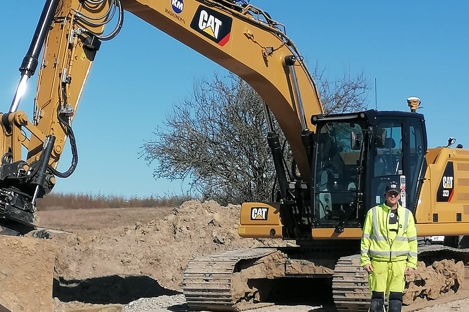 Maskinfoerer-Poul-Kragh-hos-KM-Maskiner-foran-sin-Cat-323-next-gen-gravemaskine