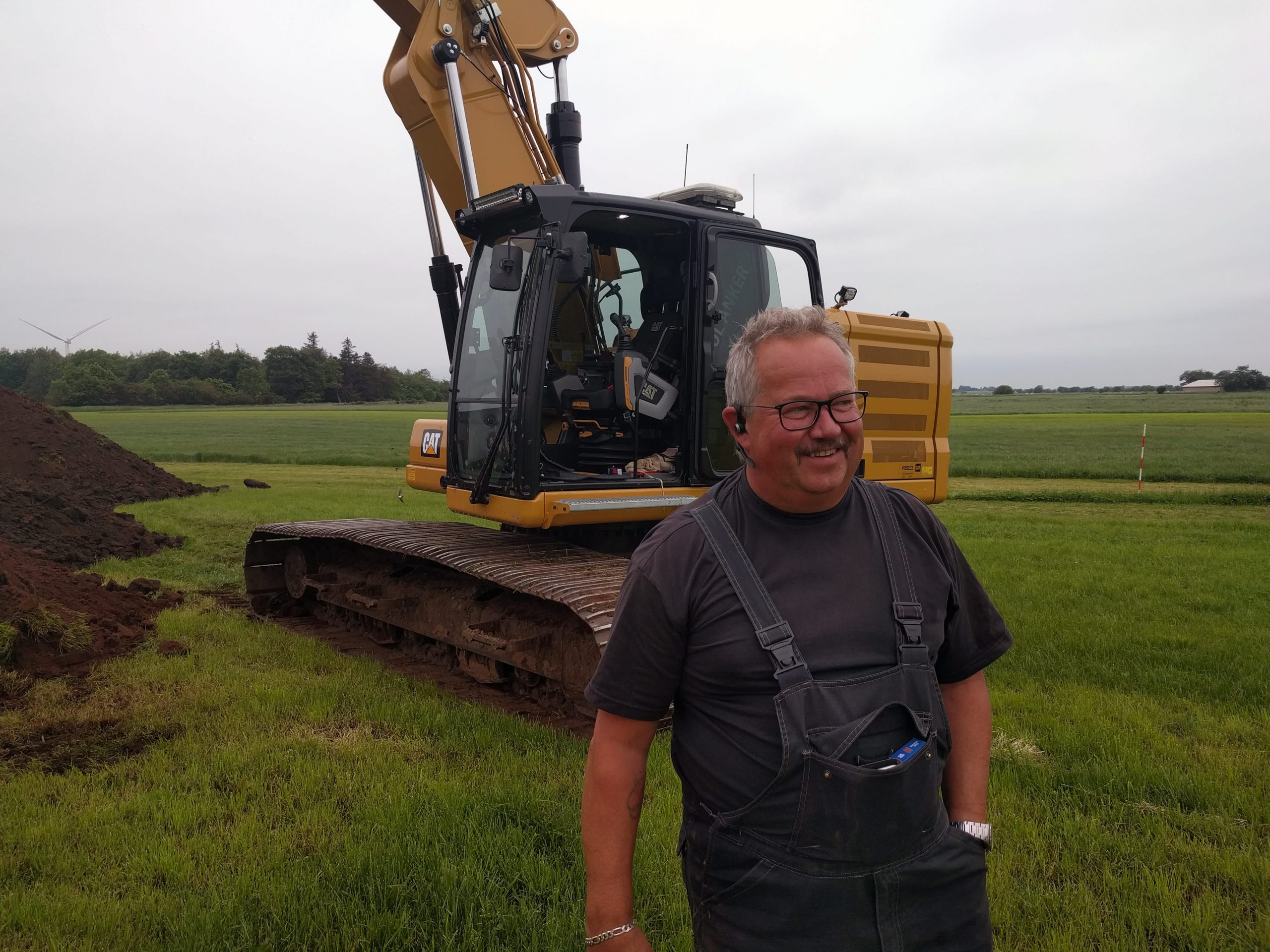 Maskinfoerrer-Poul-Anker-graver-ud-til-ny-staldbygning-i-Toender
