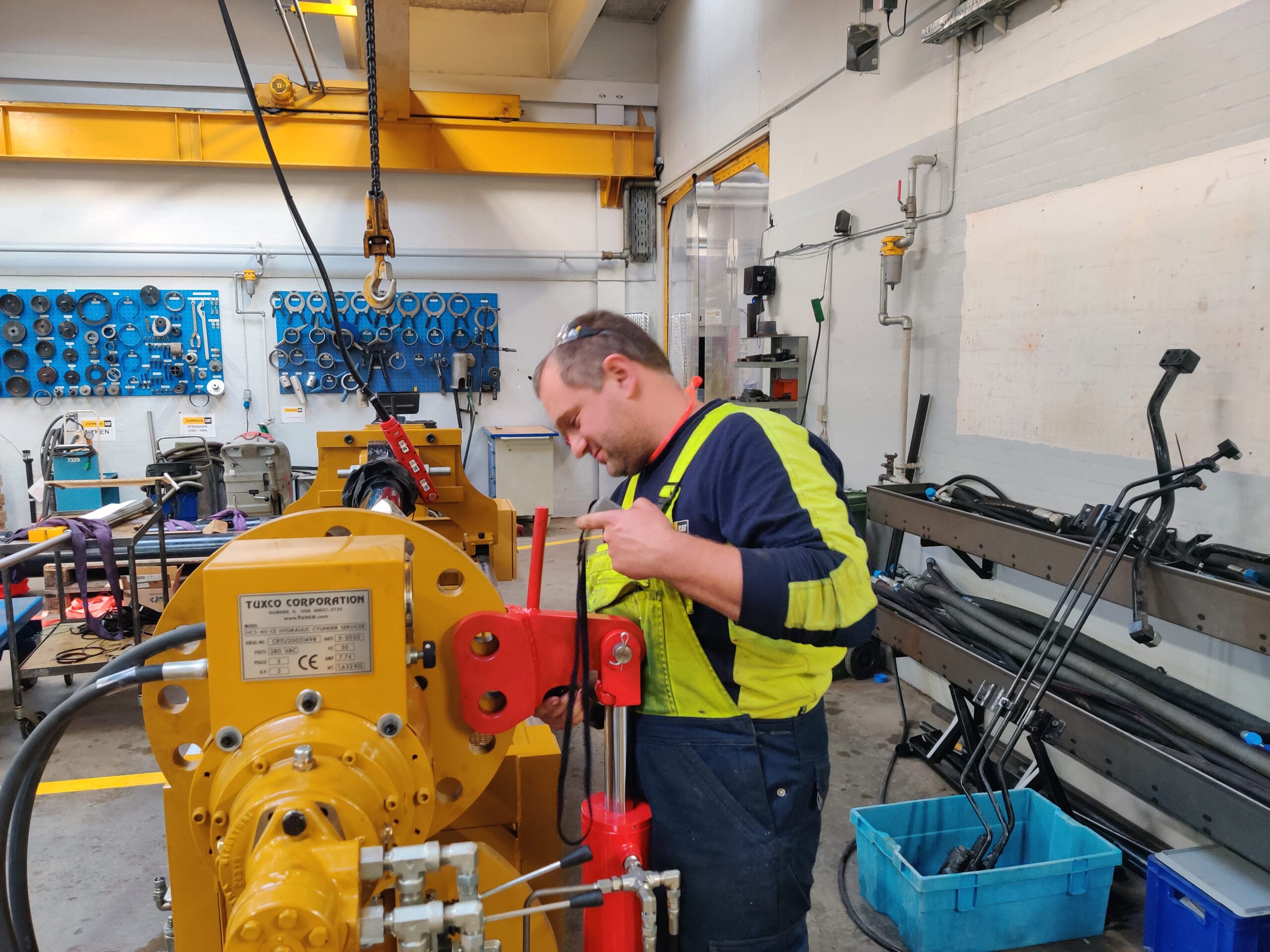 Mekaniker-Ulrik-Moeller-goer-klar-til-afmontering-af-moetrik-scaled