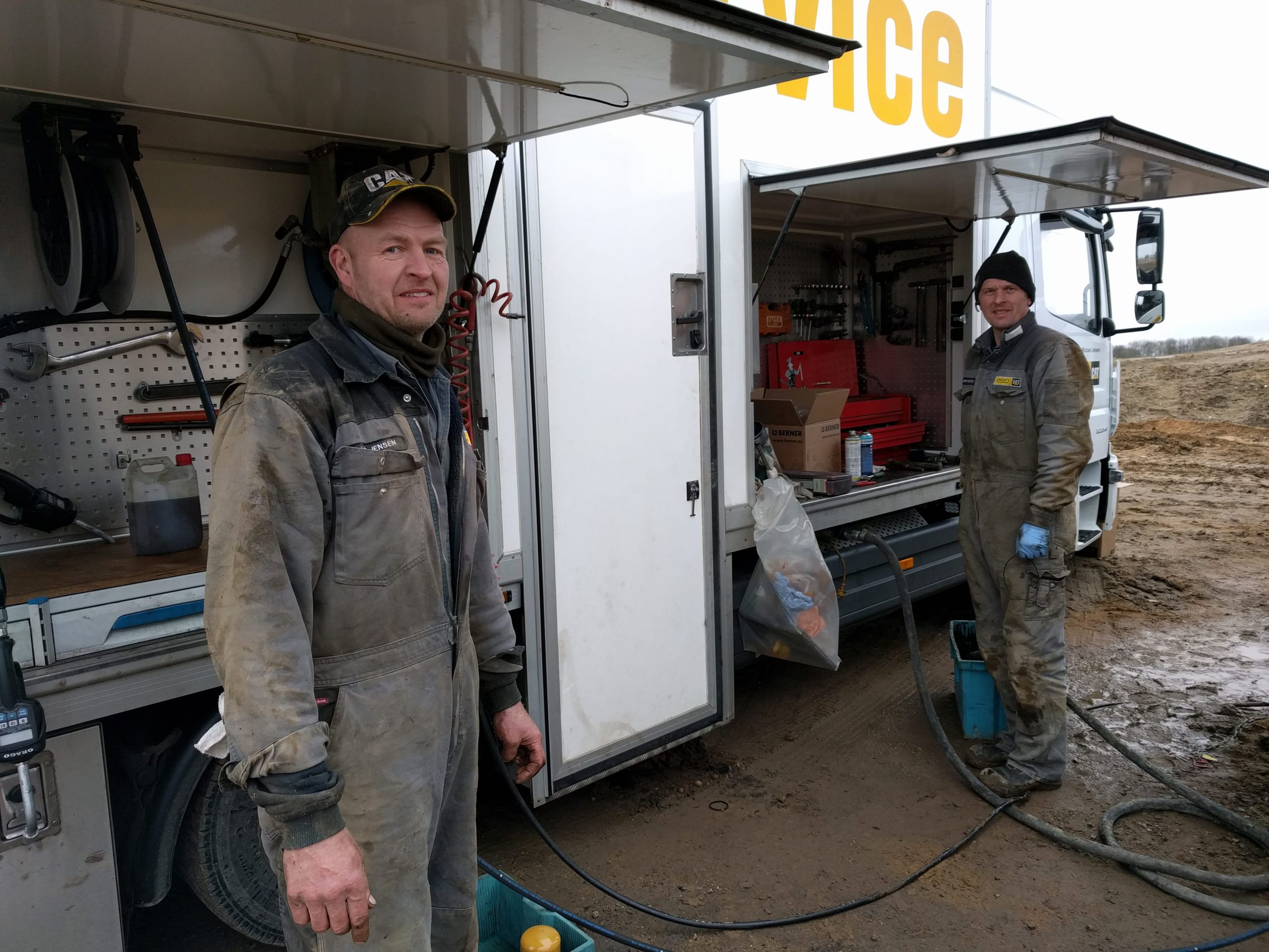 Michael-Jensen-tv-og-Jesper-Soerensen-med-til-sammen-over-40-aars-erfaring-som-servicemontoerer