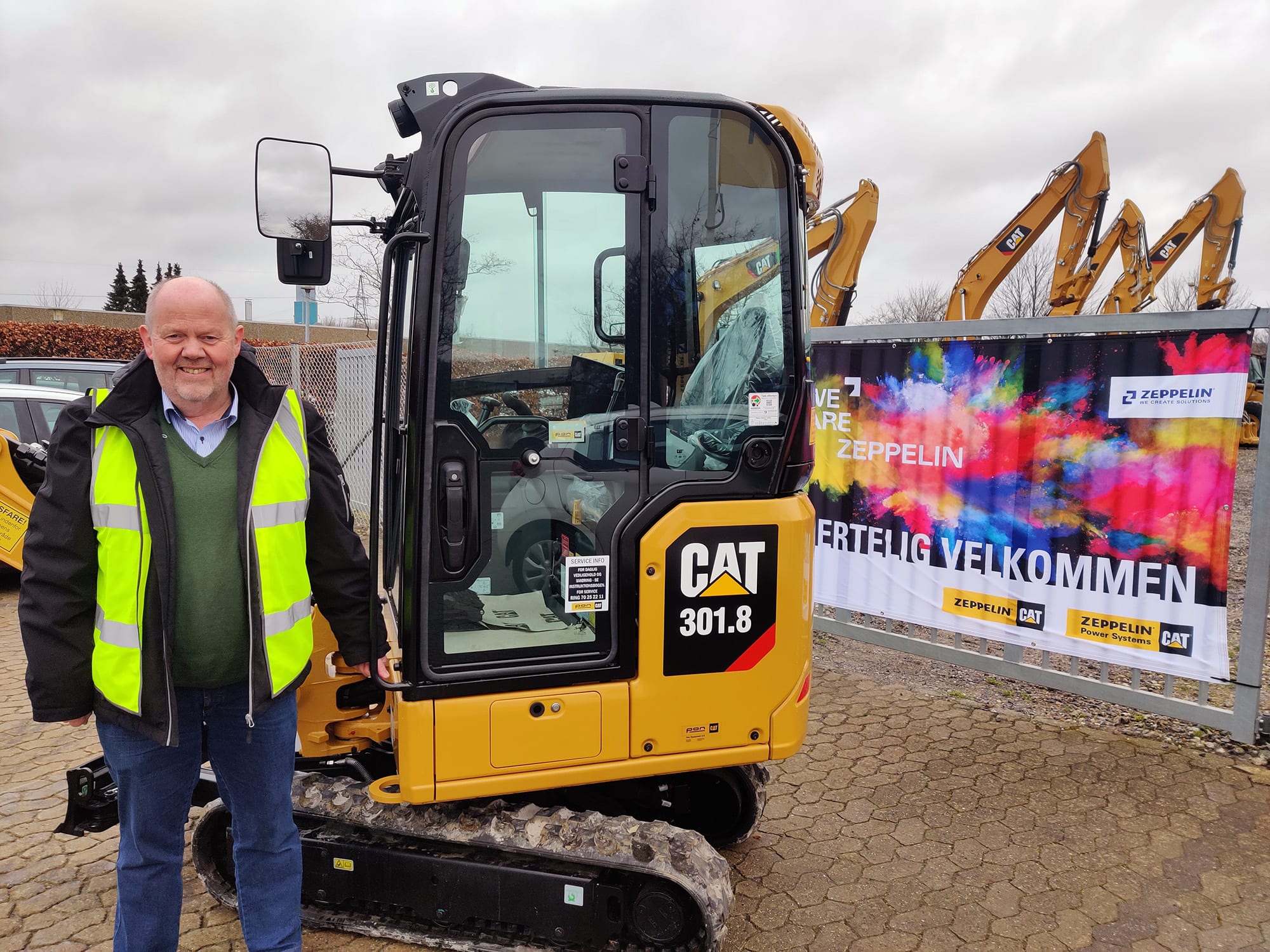 Moed-produktspecialist-Poul-Hallling-og-andre-af-vores-saelgere-til-en-maskinsnak-paa-Kloakmessen