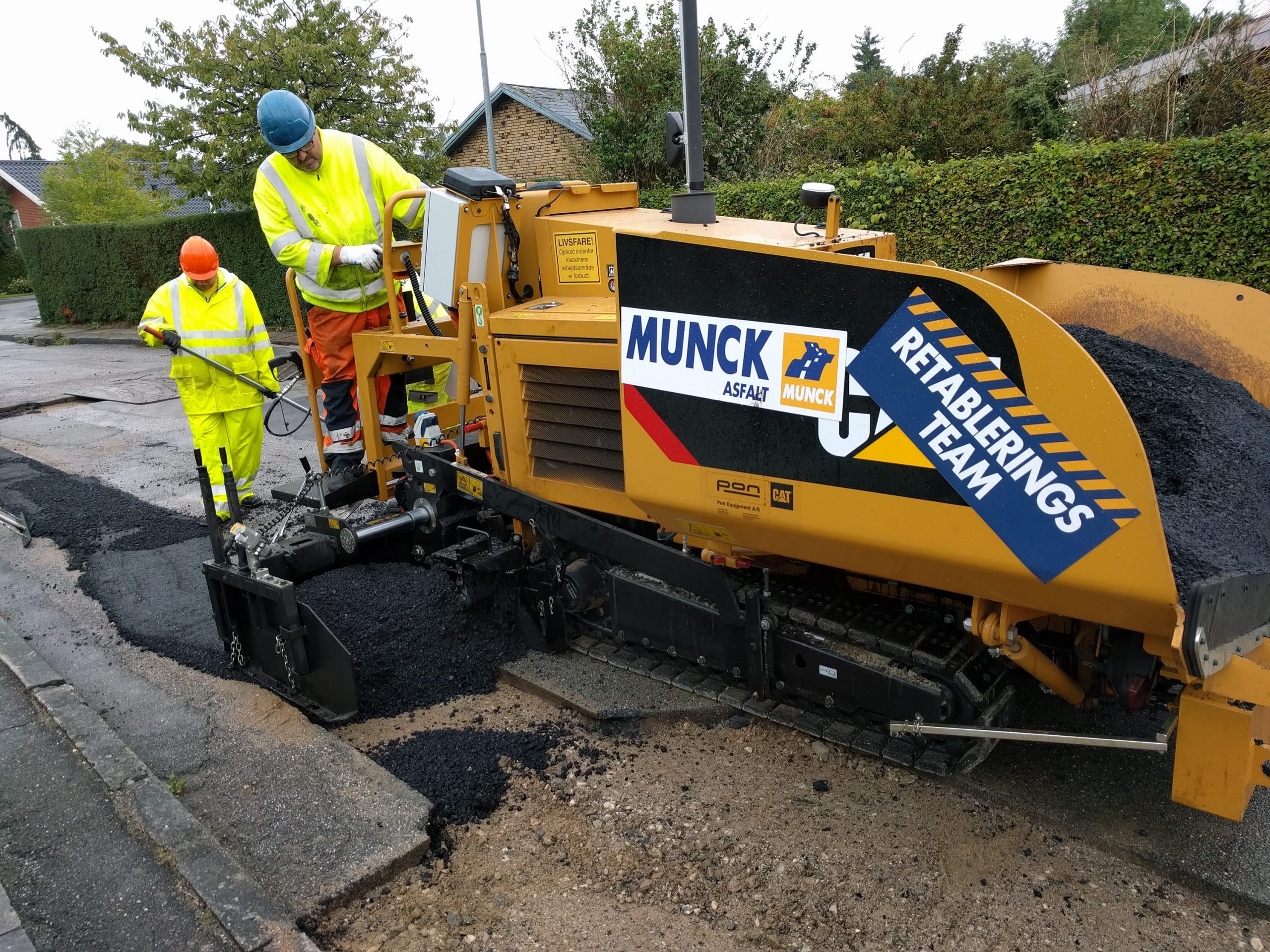 Munck´s-AP255-Asfaltudlaegger-laegger-nyt-asfalt-paa-villaveje-i-Lystrup