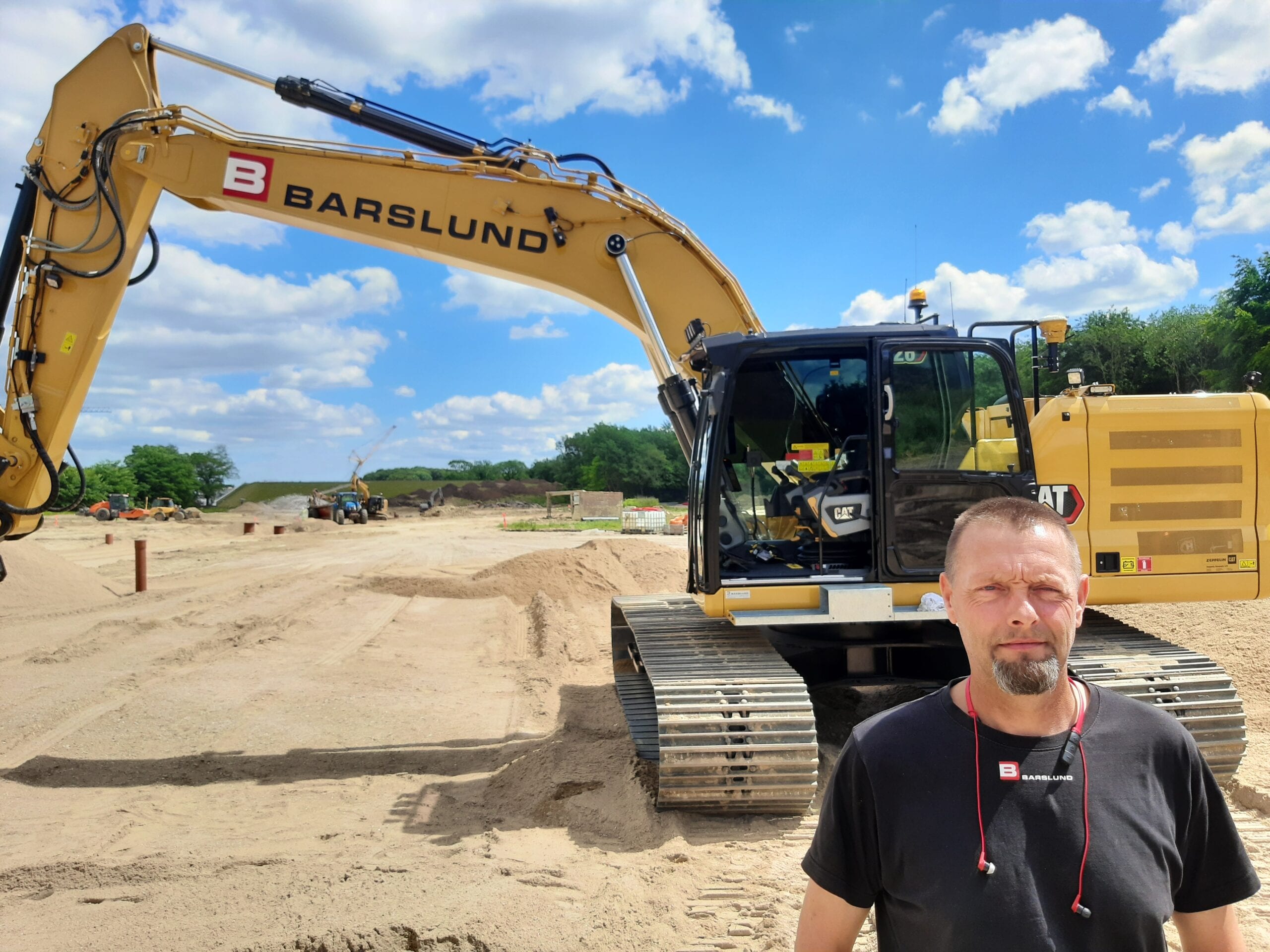 Nyt-Cat-326-gravemaskine-med-Cat-Rotortilt-hos-Barslund-scaled