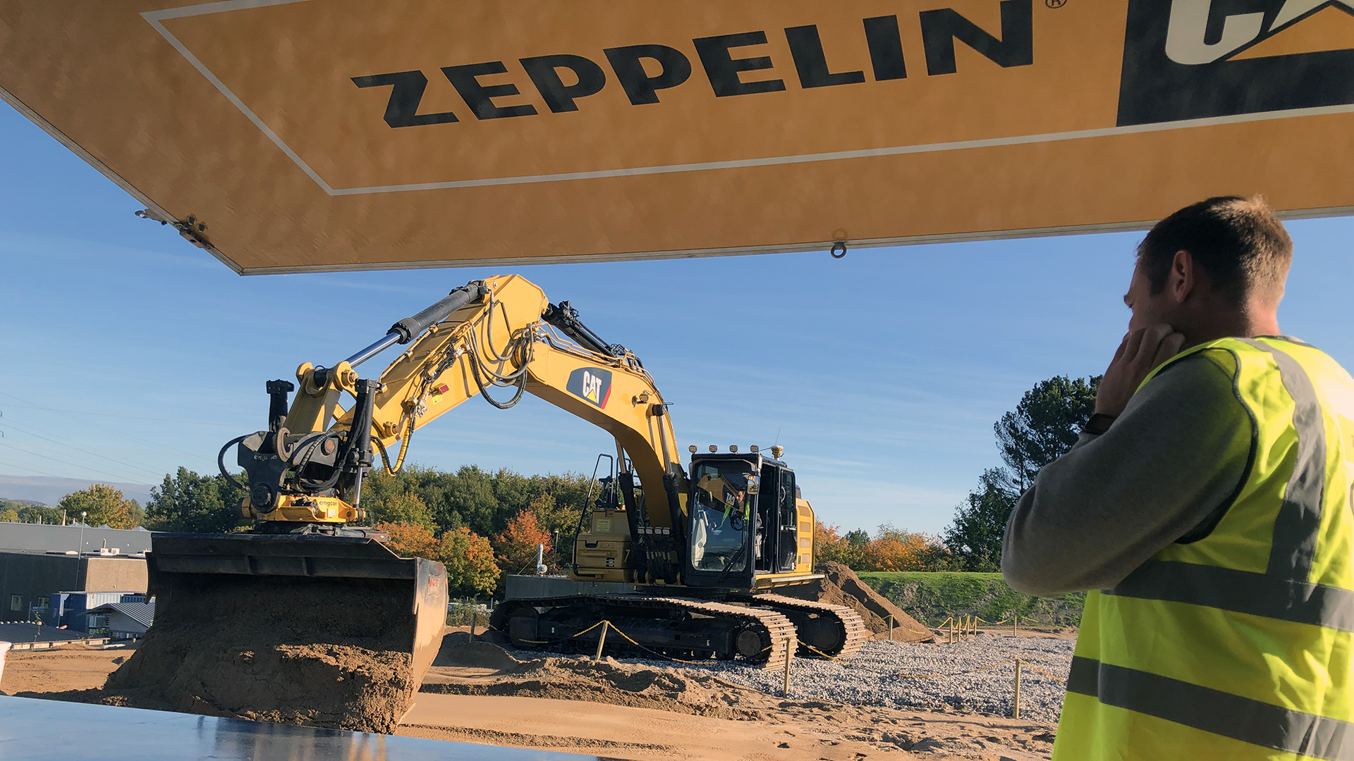 Peter-Brink-kigger-opmaerksom-paa-mens-maskinfoereren-afproever-maskinen-paa-Zeppelins-democenter-i-Skejby