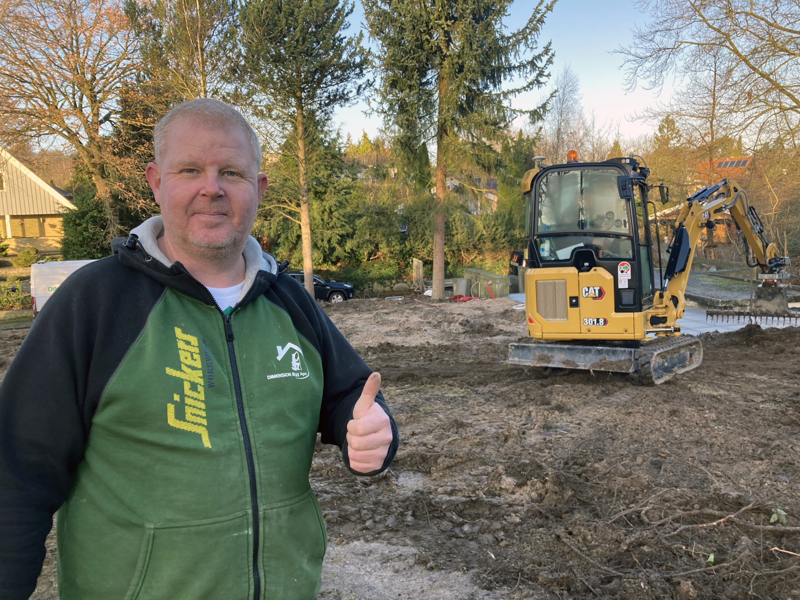 Peter-Knudsen-er-tilfreds-med-sine-to-nye-Cat-minigravemaskiner-scaled