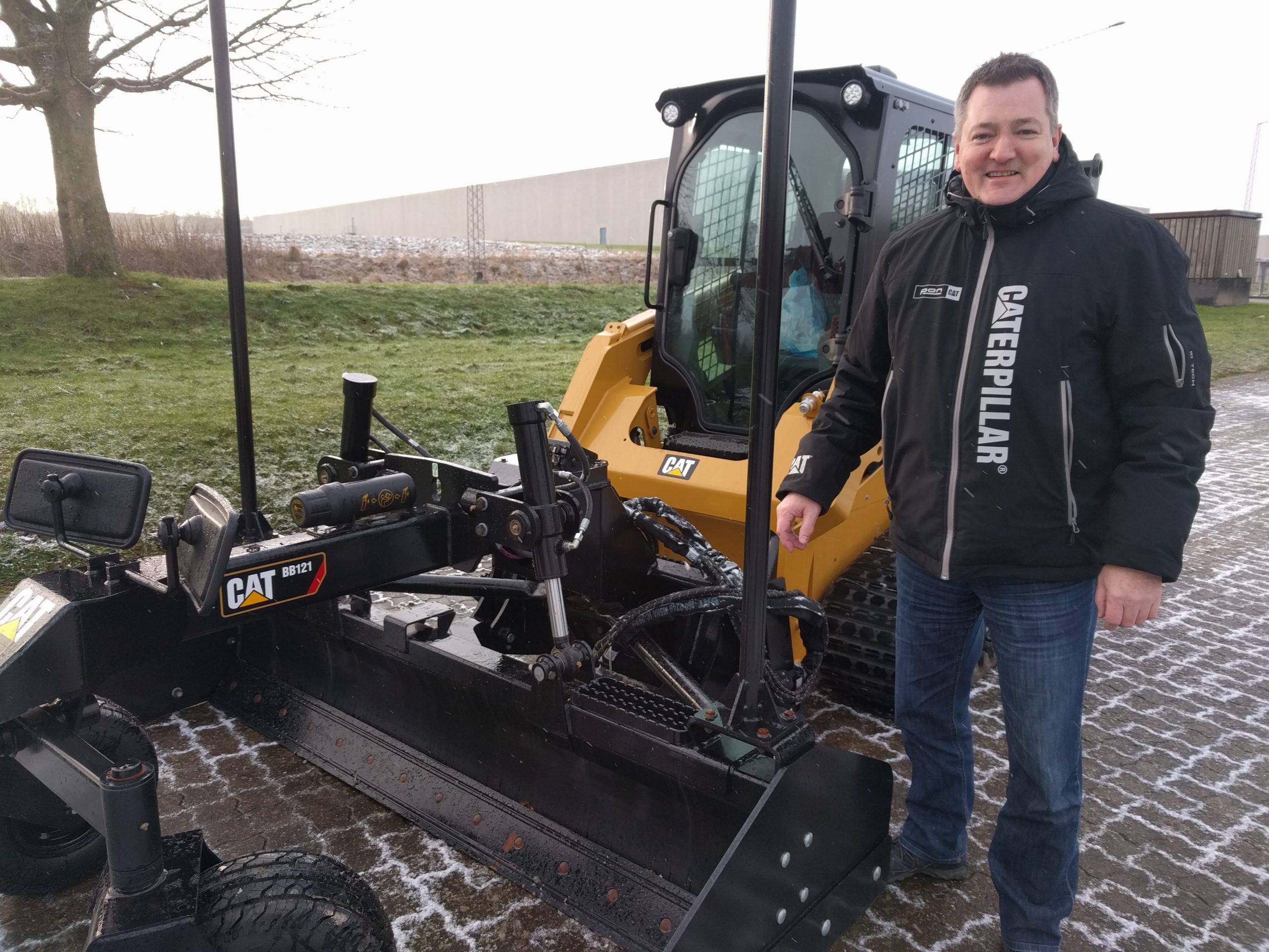 Poul-Erik-Mortensen-viser-Schweizerkniven-frem