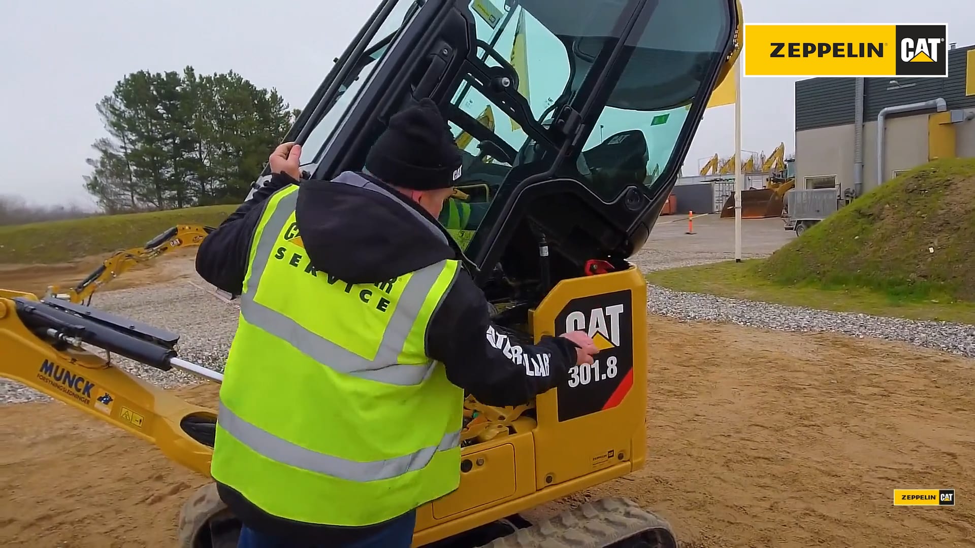 Service-paa-Cat-minigravemaskine
