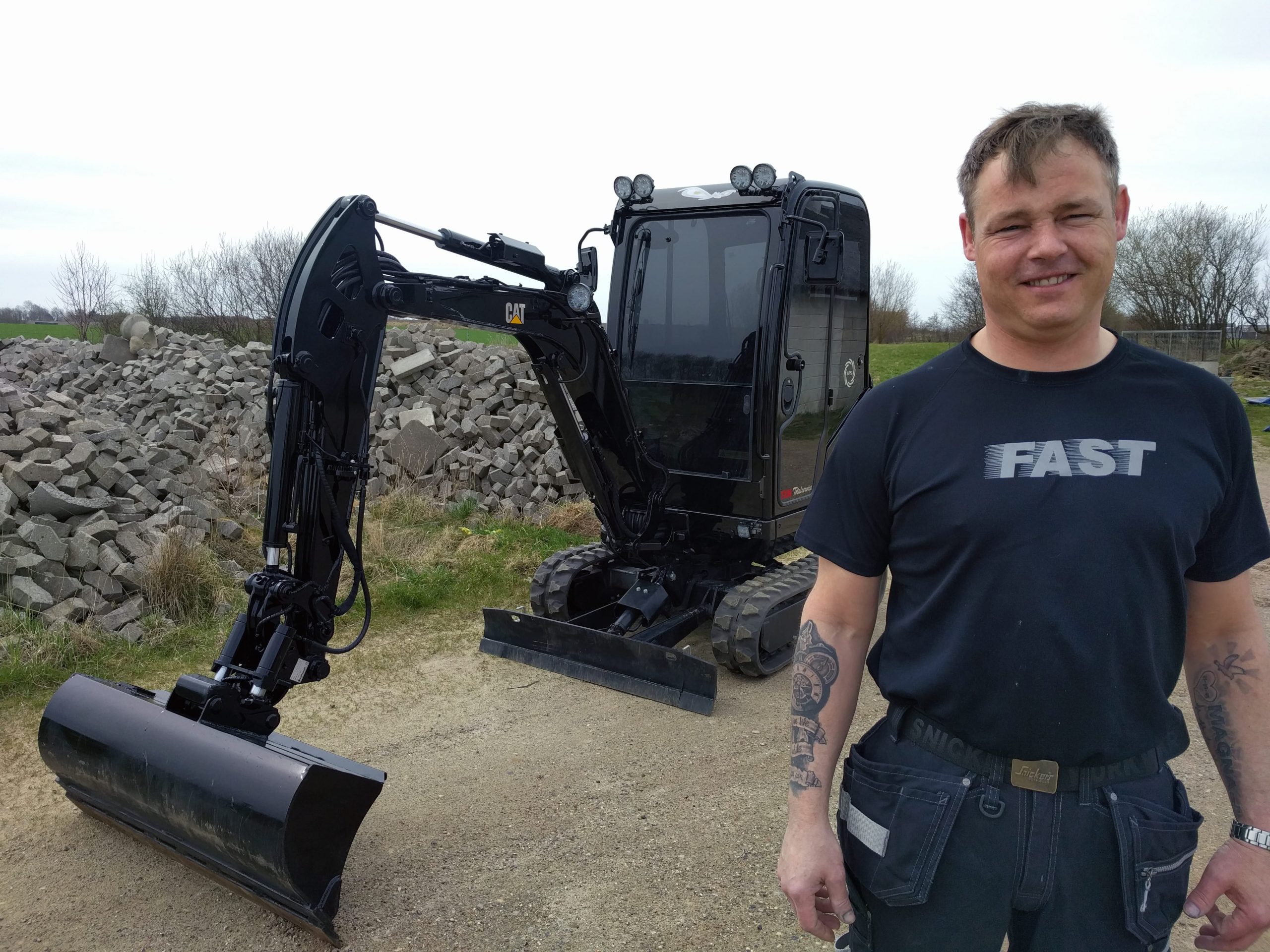 Torben-Madsen-klar-til-at-rykke-ud-med-sin-nye-minigraver