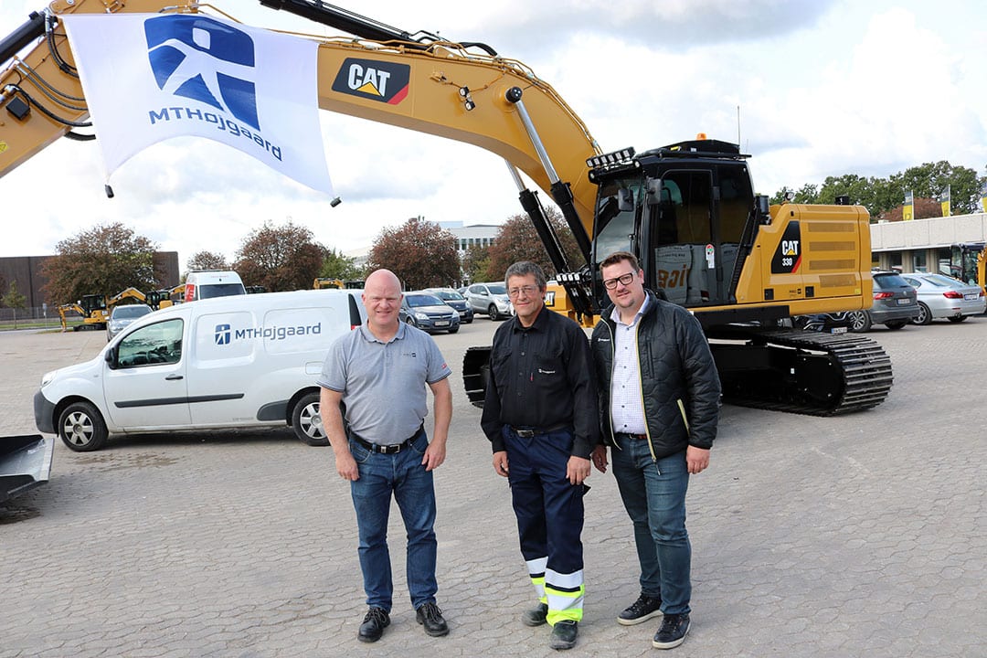 Under-MT-Hoejgaards-flag-som-de-havde-medbragt-ved-modtagelsen-af-maskinen