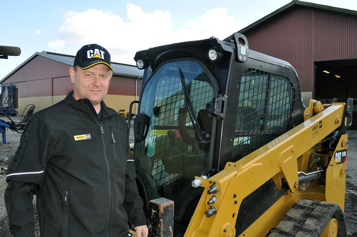 thumbnail-Thorbjoern-Soerensen-Vi-bruger-minilaesseren-til-transport-af-midi-bigballer-og-til-udmugning.-Den-har-en-utrolig-skaerk-undervogn-og-den-sidder-aldrig-fast